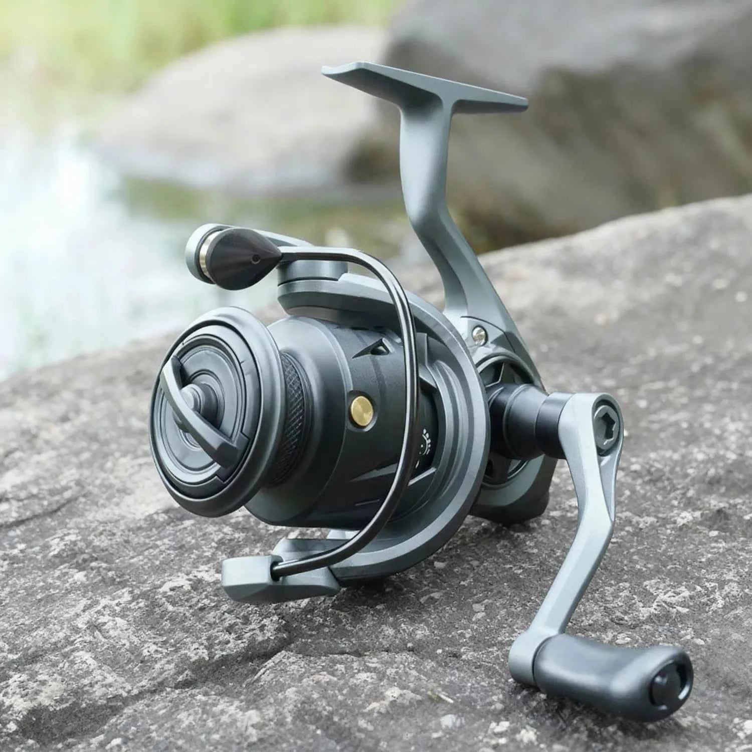 Lightweight Carbon Fiber Arm Spinning Fishing Reel - Smooth Casting for Surf & Pan-Water Angling
